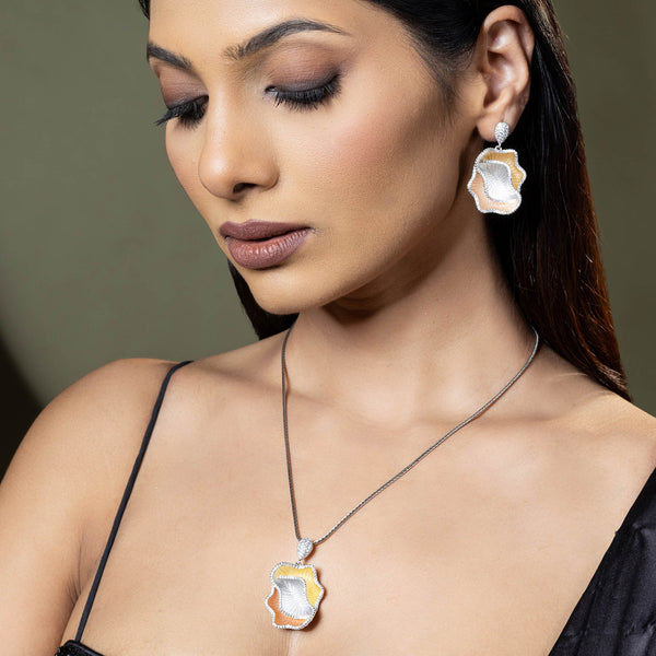 Textured Leaf Motif Pendant Set